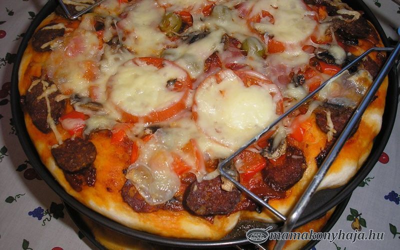 Kolbászos-baconos pizza